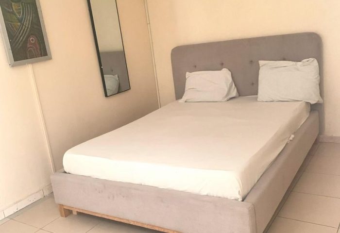 Chambre confort avec lit double capitonné et miroir