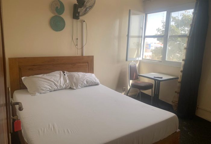 Chambre standard ventilée avec lit double, table basse et fenêtre